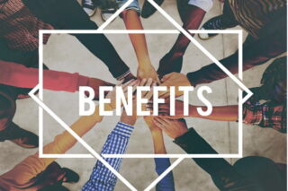 Beschäftigte halten Hände zusammen, in der Mitte steht Benefits
