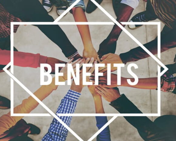 Beschäftigte halten Hände zusammen, in der Mitte steht Benefits