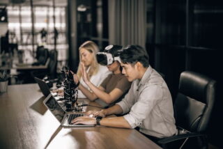 Auszubildende arbeiten mit KI