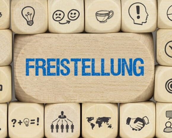 auf einem großen Würfel steht in blauer Schrift "Freistellung", ringsherum sind kleine Würfel mit Icons