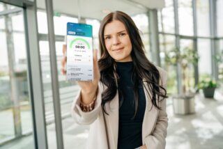 Frau hebt Handy in die Kamera mit myspdata-App