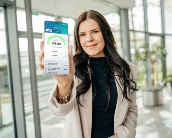 Frau hebt Handy in die Kamera mit myspdata-App