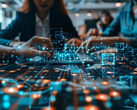 Frau bespricht Software für KMUs mit Mitarbeitenden