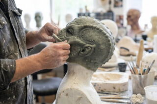 Maskenbildner für Alienmasken steht für unbekannteres Berufsbild