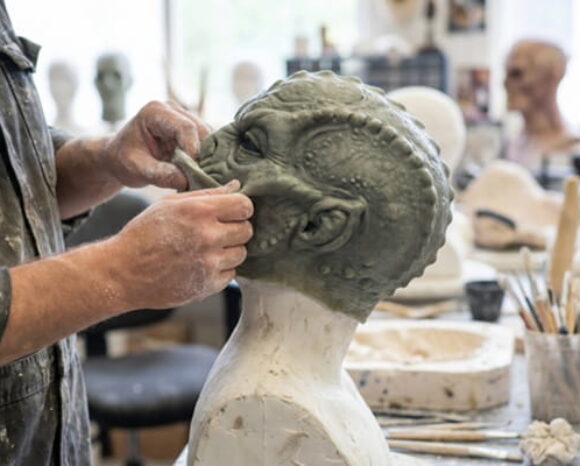 Maskenbildner für Alienmasken steht für unbekannteres Berufsbild