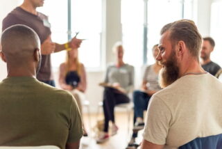 Kollegen reden im Gruppengespräch im gute Team-Arbeit und psychologische Sicherheit
