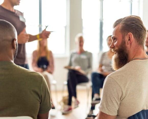 Kollegen reden im Gruppengespräch im gute Team-Arbeit und psychologische Sicherheit