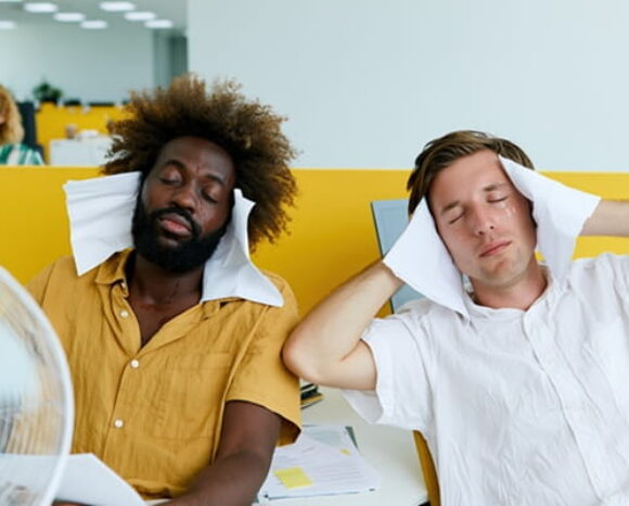 Zwei Angestellte bei Hitze im Büro