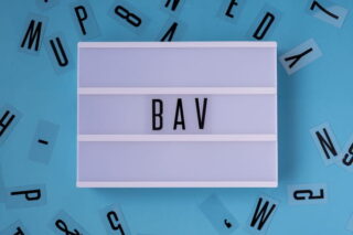 bAV steht auf einer Licht-Tafel