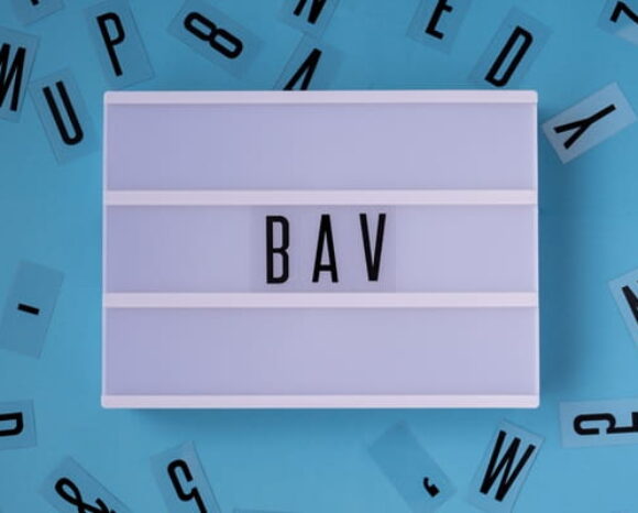 bAV steht auf einer Licht-Tafel