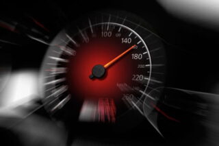 Tacho im Auto zeigt auf 160