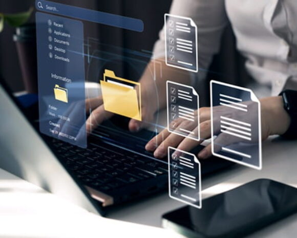Frau gibt etwas am Laptop in die digitale Entgeltakte ein