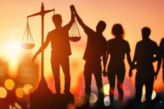 Frauen und Männer, die im Sonnenlicht zu sehen sind neben einer Waage