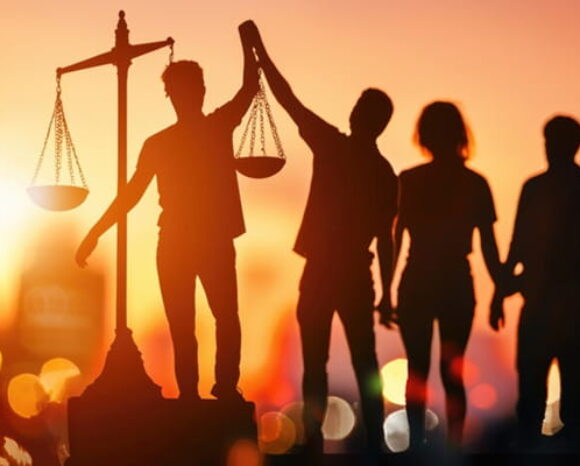 Frauen und Männer, die im Sonnenlicht zu sehen sind neben einer Waage