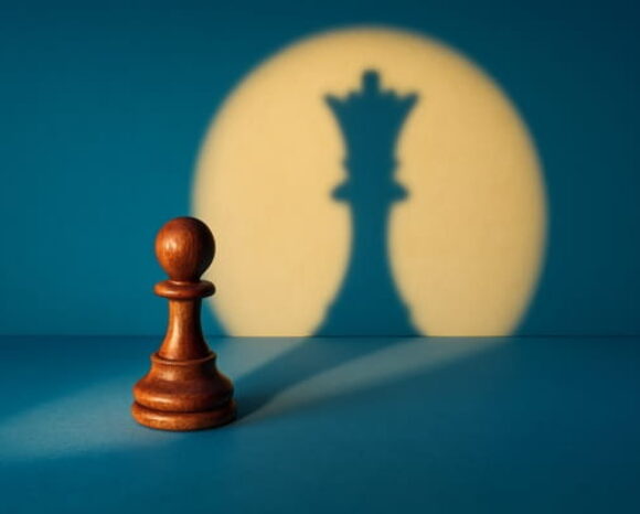 Schachfiguren: Bauer wird angestrahlt, in seinem Schatten zeigt sich, dass er der König ist