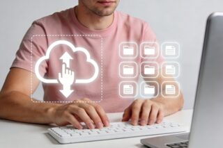 Mann tippt auf der Tastatur, digitale Icons der digitalen Personalakte werden eingeblendet