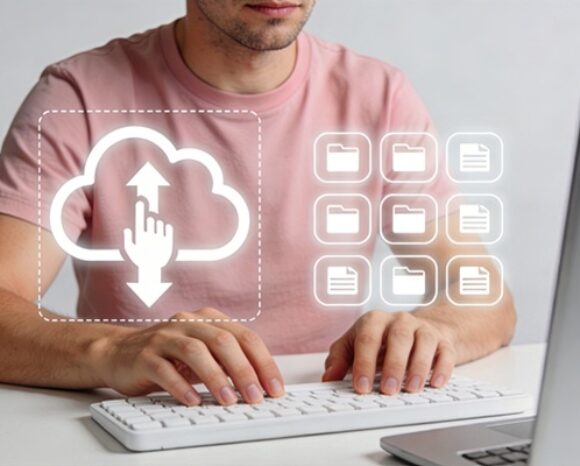 Mann tippt auf der Tastatur, digitale Icons der digitalen Personalakte werden eingeblendet