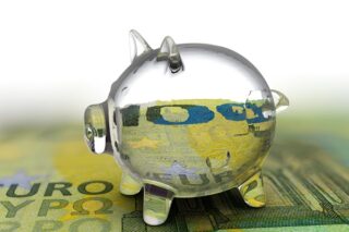 Sparschwein aus Glas auf Euro-Geldschein