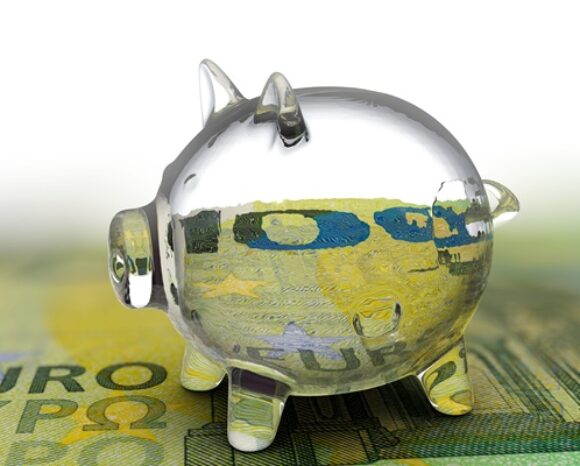 Sparschwein aus Glas auf Euro-Geldschein