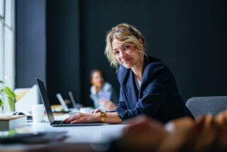 Porträt einer fröhlichen Businessfrau in ihrem Büro