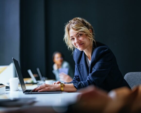 Porträt einer fröhlichen Businessfrau in ihrem Büro