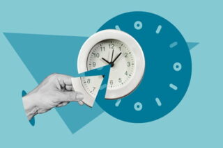 Arbeitszeitflexibilisierung: Eine Hand nimmt ein Viertel aus einer Uhr heraus