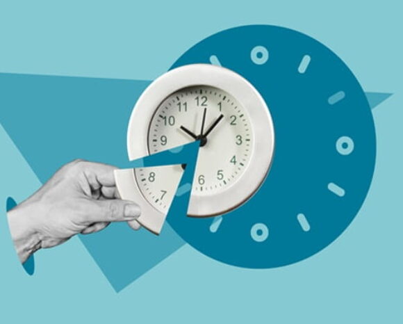 Arbeitszeitflexibilisierung: Eine Hand nimmt ein Viertel aus einer Uhr heraus