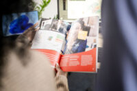 Frau blättert in einem Magazin von der Rexx Systems GmbH