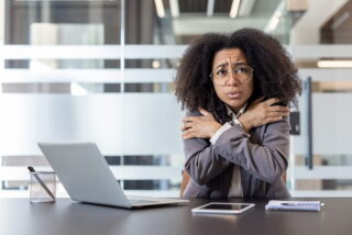 Job Hugging: Frau umarmt sich