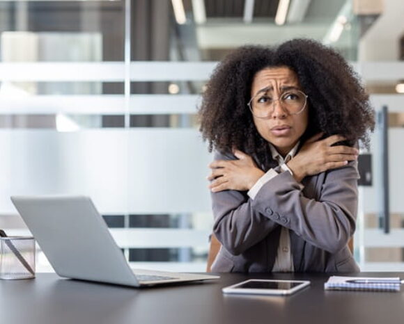Job Hugging: Frau umarmt sich