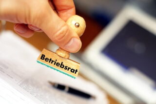 Stempel mit "Betriebsrat" in der Hand