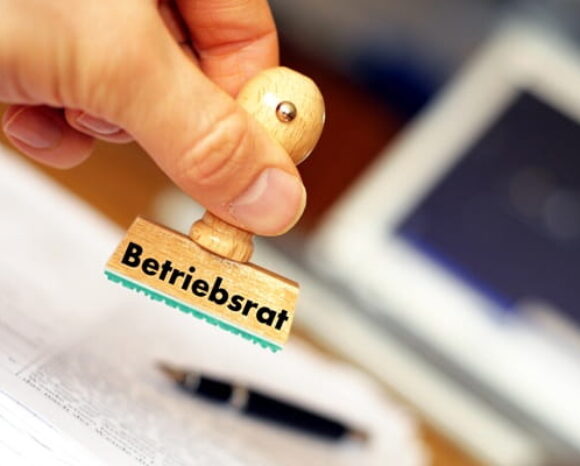 Stempel mit "Betriebsrat" in der Hand